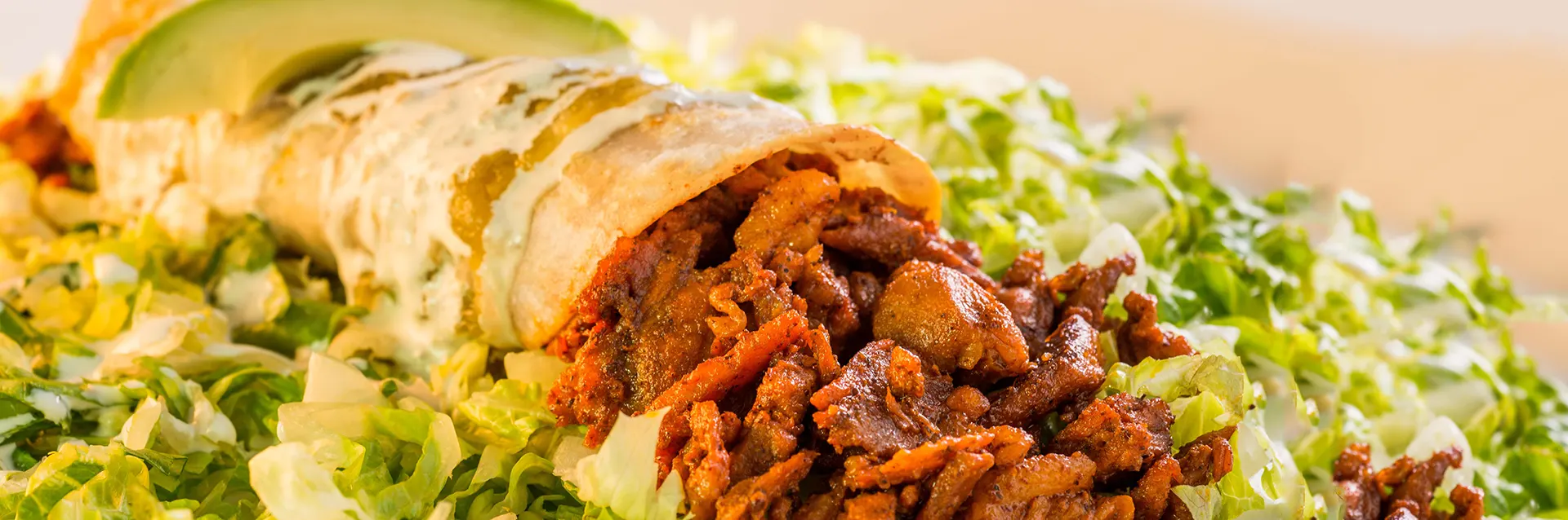 Burrito de carne al pastor con crema de ajo, un burrito muy especial