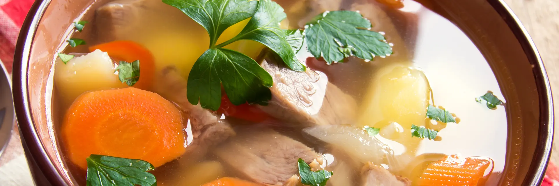 Caldo de res con verduras para animar el corazón
