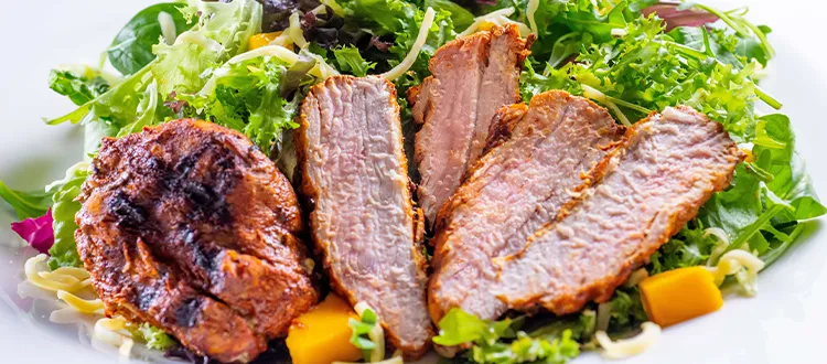 Ensalada con filete de cerdo adobado