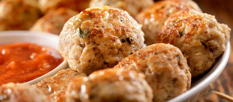 Cómo cocinar albóndigas de carne molida de pollo