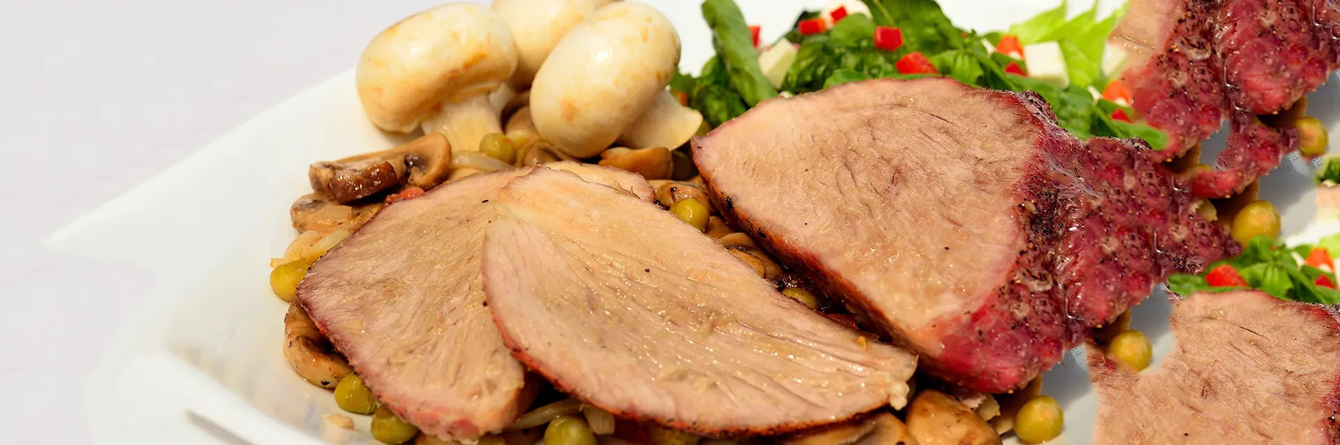 Espaldilla de cerdo con champiñones, un generoso platillo cargado de proteínas y vitaminas