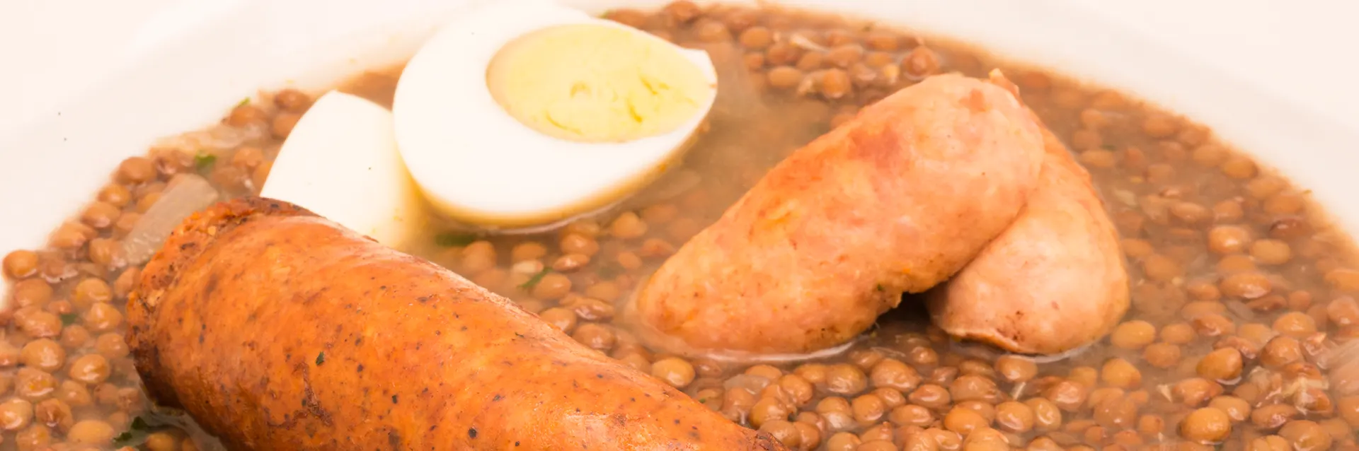 Lentejas con longaniza, un guiso con sabor