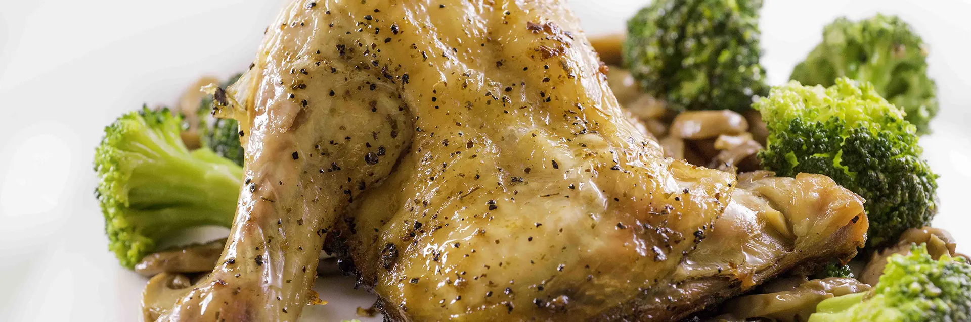 Pollo horneado con brócolis y champiñones, puros nutrientes