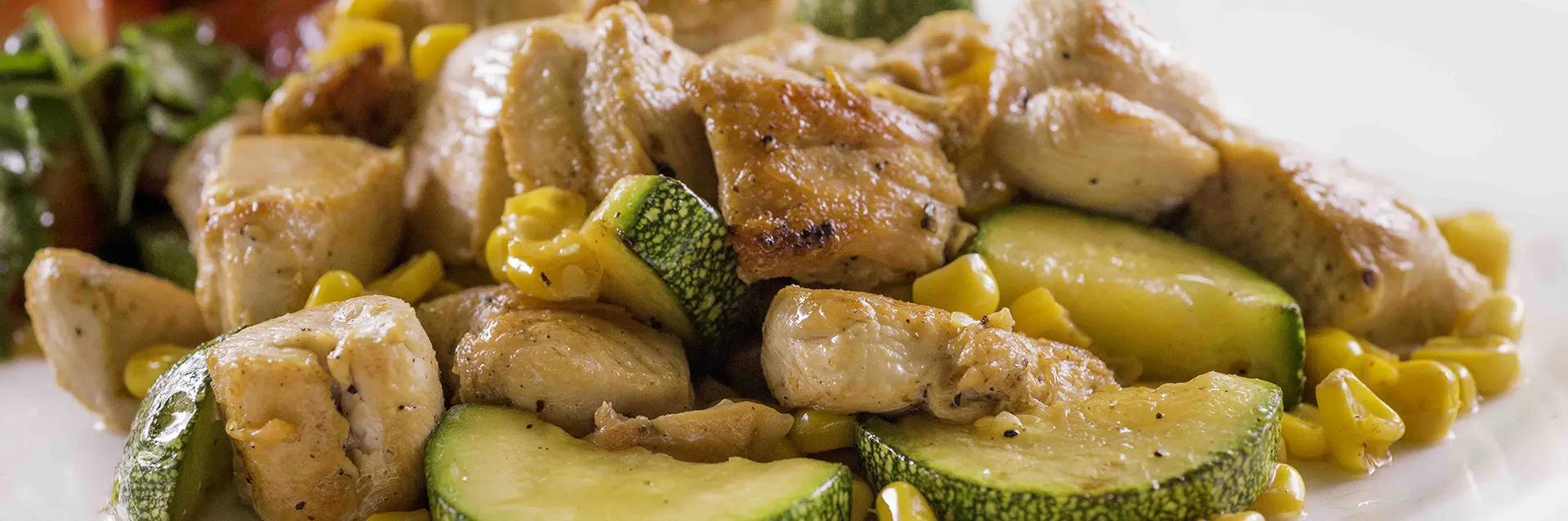 Pechuga de pollo con calabacines y elotes
