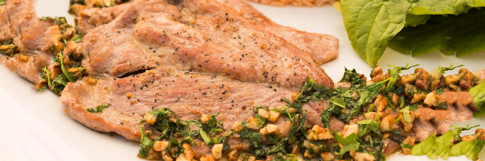 Espaldilla de cerdo con cilantro y nuez, una receta de texturas y sabores peculiares